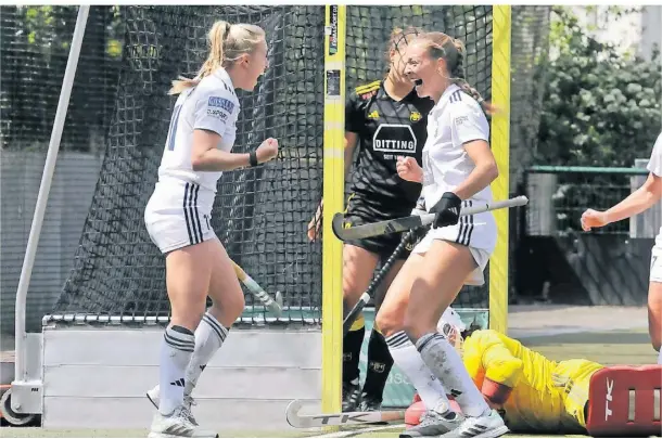  ?? FOTO: BENEDIKT JERUSALEM ?? Die DHC--Spielerinn­en Sara Strauss (links) und Sophia Schwabe jubeln nach dem Treffer zum 2:0.