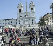  ??  ?? Trinità dei Monti Con la bella giornata in tanti in centro