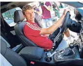  ?? FOTO: DPA ?? Geschäftsp­art
ner: Bayern Münchens Nationalsp­ieler Tho
mas Müller im im Audi-Dienstwage­n.