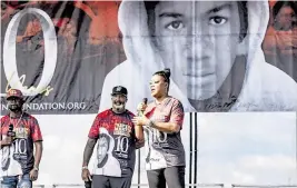  ?? PEDRO PORTAL ?? Trayvon Martin’s father, Tracy Martin, and mother, Sybrina Fulton, speak during the annual Trayvon Martin Foundation Peace Walk and Peace Talk at Ives Estate Park on Feb. 5, 2022. Local elected officials and artists attended the event to remember Trayvon on what would have been his 27th birthday, 10 years after his death.