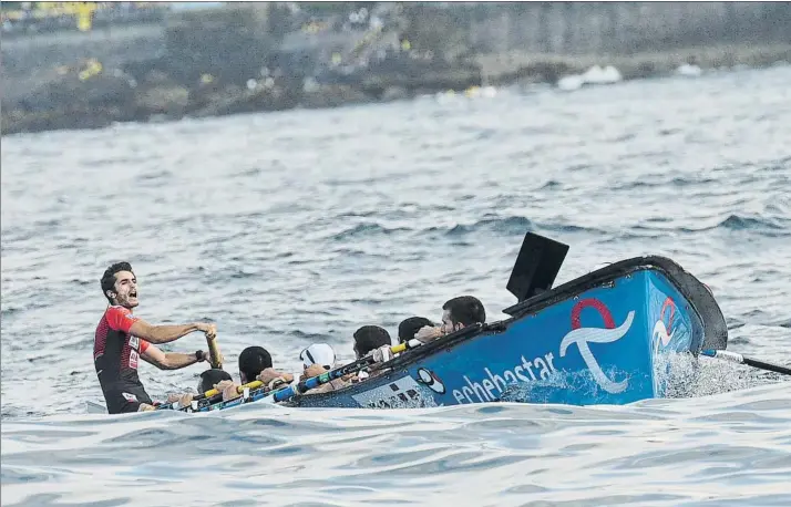  ?? FOTO: UNANUE ?? Urdaibai parte con ventaja Eneko Bilbao dirige la remada de la ‘Bou Bizkaia’ en aguas de Zarautz. La trainera bermeotarr­a brilló en ‘popare’ para dar otro golpe a la liga y coger ventaja hacia la bandera