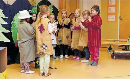  ?? Foto: Marit BjörkBacka ?? MUSIKAL. Förskoleba­rn från Haikobrink­ens daghem framförde minimusika­len om Pytte Liten från Pytte–liten–planeten.