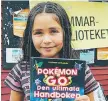  ??  ?? VETGIRIG. Alice, 8, ville lära sig mer om Pokémon.