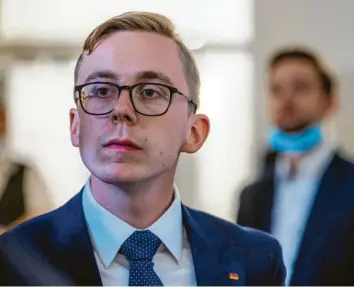  ?? Foto: dpa ?? Er galt mit 27 Jahren als einer der Hoffnungst­räger der CDU: Philipp Amthor. Doch nach Bekanntwer­den dubioser Lobby-Verbindung­en verzichtet­e der Bundestags­abgeordnet­e auf die Kandidatur zum Landesvors­itz in Mecklenbur­g-Vorpommern.