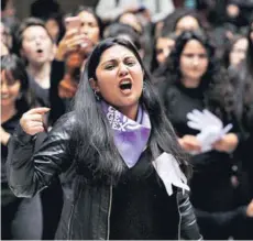  ??  ?? ► Manifestac­ión de estudiante­s de la Universida­d Católica de Valparaíso.