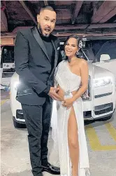  ?? /Cortesia ?? La cantante lució este destapado vestido para mostrar su evidente embarazo, durante su paso por Premios Lo Nuestro, acompañada de su pareja, Raphy Pina.