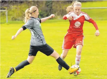  ?? FOTO: FAR ?? Die B-Juniorinne­n des TSV Tettnang (rechts) haben in Fürth mit 1:3 das Nachsehen.