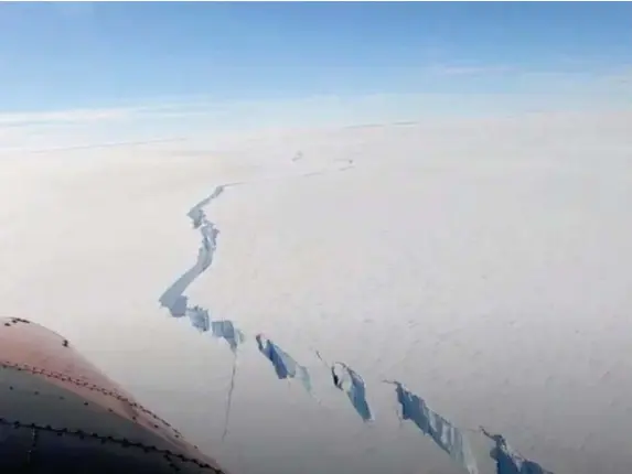  ?? (British Antarctic Survey ) ?? A chasm on the Brunt Ice Shelf, where the iceberg broke off