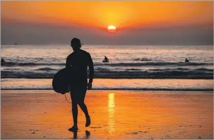  ?? Jay L. Clendenin Los Angeles Times ?? SOUTHERN CALIFORNIA seems defined by the sun, which brightens dispositio­ns but also dries the land right to water’s edge.