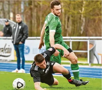  ?? Foto: Andreas Lode ?? Knapp mit 1:0 konnten sich Johannes Link und der TSV Zusmarshau­sen gegen Florian Mahl und den SV Ottmarshau­sen behaupten.