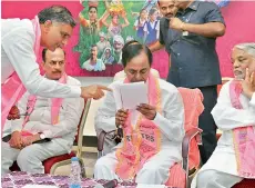  ?? — DC ?? Irrigation minister T. Harish Rao explains a point to Chief Minister K. Chandrasek­har Rao while Deputy CM Mohd. Mahmood Ali and MP K. Kesava Rao look on, at a TRS party meeting in Hyderabad on Saturday.