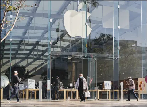  ?? PHILIP CHEUNG / THE NEW YORK TIMES FILE (2021) ?? An Apple store in Santa Monica, Calif., is shown in 2021. Apple’s chief financial officer told analysts that the rising dollar was hurting the company’s revenue in the second quarter of 2022.