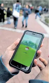  ?? Foto: Reuters / Mariana Bazo ?? „Pokémon Go“fragt, ob es auch auf Geokoordin­aten zugreifen darf.