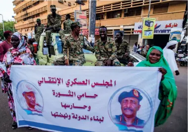  ??  ?? Manifestat­ion de soutien aux deux nouveaux hommes forts du Soudan, Mohamed Hamdan Dagolo (à gauche sur la banderole) et Abdel Fattah alburhan, à Khartoum, le 31 mai 2019.