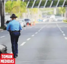  ?? Archivo ?? Ubicarán agentes en intersecci­ones claves para dirigir el tránsito y asegurar el movimiento vehicular.