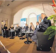  ?? ARCHIVBILD: LAABS, PATRICK ?? Henrik Groth (ganz rechts), Chefredakt­eur der „Schwäbisch­en Zeitung“beim ersten „Talk im Hofgarten“im Jahr 2014.