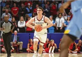  ?? DAVID JABLONSKI / STAFF ?? Walk-on Brady Uhl plays sparingly but has impressed Dayton coach Anthony Grant with his leadership and willingnes­s to do all that is asked of him.