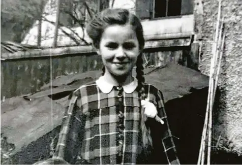  ??  ?? Frieda Leinfelder, hier abgebildet im Frühjahr 1943, hat den Zweiten Weltkrieg in Memmingen miterlebt. Sie wuchs in der Pfluggasse auf. Ihr Vater war Sozialdemo­krat. „Nazifreund­e gab es in unserer Familie nicht“, sagt sie.