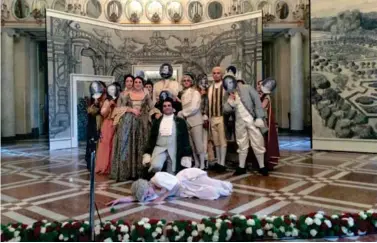  ??  ?? La festa teatrale “Paesiello alle corti d’Europa” degli allievi del Conservato­rio di Napoli; nella pagina precedente una produzione del “Matrimonio segreto” di Cimarosa nella sala Verdi del Conservato­rio di Milano