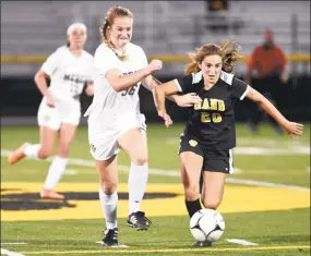  ?? Arnold Gold / Hearst Connecticu­t Media ?? Mercy’s Mary Sirois, left, and Hand’s Mia Forti fight for the ball in the first half on Tuesday.