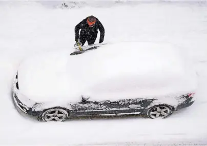  ?? FOTO: TOBIAS HASE ?? Der Winter setzt dem Auto arg zu, daher sollte es gerade jetzt aufmerksam­e Pflege erfahren.