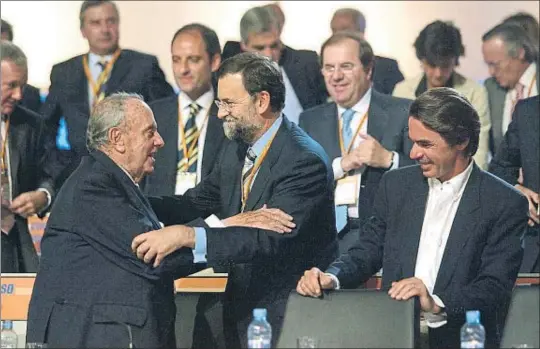  ?? DANI DUCH / ARCHIVO ?? Aquel octubre del 2004. Mariano Rajoy fue elegido presidente del Partido Popular en el congreso celebrado en octubre del 2004, después de la debacle electoral de marzo. En la imagen, junto a Manuel Fraga y José María Aznar