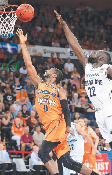  ?? Picture: JUSTIN BRIERTY ?? SMOOTH: Cairns Taipan Dayson Smith heads for the hoop ahead of United defender Majok Majok.