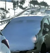  ??  ?? Efectivos de la Guardia Civil y de la UME trabajaban ayer en el km 58 de la M-40