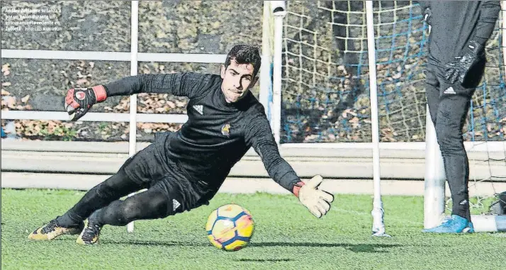  ?? FOTO: LUIS MARI UNCITI ?? Andoni Zubiaurre se lanza a por un balón durante un entrenamie­nto reciente en Zubieta