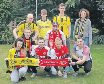  ?? FOTO: SCHNITKER ?? Vater Detlev Schnitker, Jans, Lennart und Mutter Anita Schweer (v.l.) vor ihnen die Gäste aus Frankreich.