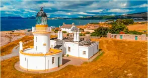  ?? MYSTERY OF THE BROKEN FIDDLE ?? FLASH POINT
At the tip of the Black Isle, the lighthouse at Cromarty guards the entrance to the firth.
Hear the evidence about a drunken punch up in the late 18th century.