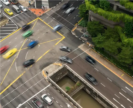  ??  ?? Statisch und
bewegt Singapur, Blick von
oben auf eine belebte Straßenkre­uzung: Die Bewegung der Autos wird durch Verwendung eines
Graufilter­s und Verlängeru­ng der
Belichtung­szeit sichtbar. Auch der
Farbkontra­st (Grün-Betongrau)
belebt das Bild.
Sony A7R II | 48mm (24-105mm) | ISO100 | f/13 | 1/5s | ND-Filter 1,8