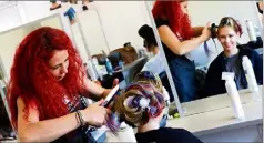  ?? (Photos Frank Muller) ?? Les candidats avaient une heure trente pour réaliser leur coiffure, le tout avec du matériel de profession­nel.