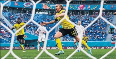  ??  ?? Forsberg celebra el tanto de penalti que le dio la victoria a Suecia.