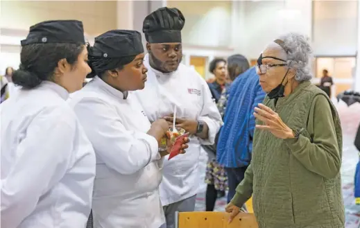  ?? ANTHONY VAZQUEZ/SUN-TIMES PHOTOS ?? Sandra Rosalie McWorter Marsh speaks with students at the Washburne Culinary and Hospitalit­y Institute at Kennedy-King College in Englewood on Wednesday. McWorter Marsh donated 1,700 cookbooks she had collected over the years to the school.