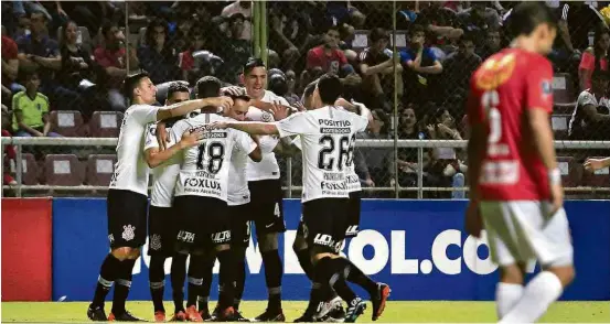  ?? Juan Carlos Hernandez/Associated Press ?? Jogadores do Corinthian­s comemoram gol de Jadson na vitória por 7 a 2 sobre o Deportivo Lara, na Venezuela