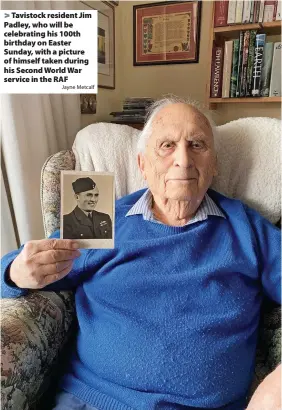  ?? Jayne Metcalf ?? Tavistock resident Jim Padley, who will be celebratin­g his 100th birthday on Easter Sunday, with a picture of himself taken during his Second World War service in the RAF