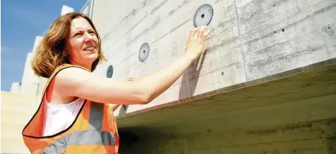  ?? Foto: Bernhard Weizenegge­r ?? Diplom Ingenieuri­n Julia Fritsch kümmert sich bei der Pansuevia um die Erhaltung der Autobahn. Hier kontrollie­rt sie den Zustand einer Brückenkap­pe bei Edenbergen, die als Fertigteil eingebaut wurde.