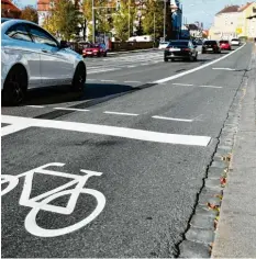 ?? Foto: Silvio Wyszengrad ?? Radfahrer können in der Langenmant­elstraße nun eine breite Spur nutzen. Autofahrer haben dadurch eine weniger zur Verfügung.