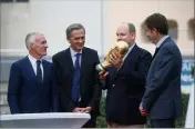  ??  ?? Le prince Albert II, Charles-Ange Ginésy, président du Départemen­t, et Xavier Beck, maire de Cap-d’Ail, ont pu tenir dans leurs mains la Coupe du monde.