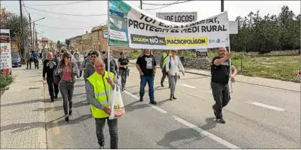  ?? ?? Durante unos minutos, los manifestan­tes caminaron por la carretera para mostrar sus reivindica­ciones.