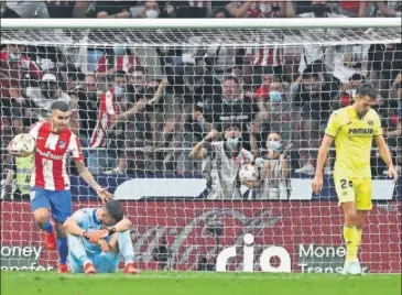  ??  ?? Correa festeja el gol del empate tras el error entre Mandi y Rulli.