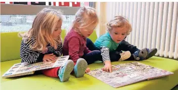  ?? RP-FOTO: C.ST. ?? Lina, Annabell und Titus aus einer U3-Gruppe schauen sich ein Bilderbuch an. Auch wenn in einzelnen Kommunen die Plätze nicht reichen, strengten Eltern bisher keine Klagen an, um ihren Rechtsansp­ruch durchzuset­zen. „Es gab aber Klageandro­hungen, die wir im Dialog mit den Eltern auflösen konnten“, erklärt der Nettetaler Stadt-Sprecher.