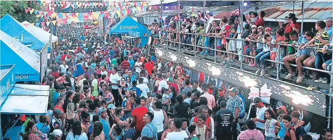  ?? FOTOS: LUIS LEMUS Y ARCHIVO ?? Archivo. Unos 250,000 visitantes se espera que disfruten este sábado del Gran Carnaval Internacio­nal de La Amistad, igual que el año pasado.