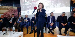  ?? ?? La candidata sindaca di Lecce, Adriana Poli Bortone. Alle sue spalle i segretari regionali dei partici di centrodest­ra che l’hanno designata