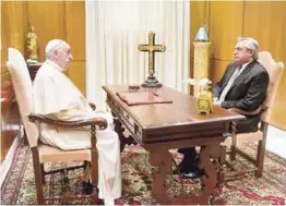  ??  ?? El Papa recibió a Fernández para una conversión que se extendió 30 minutos