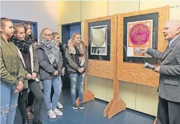  ?? RP-FOTO: JÜRGEN LAASER ?? Kunstsamml­er Hermann-Josef Geiser im Gespräch mit den Schülerinn­en der Kunst AG, die Texte zu den Bildern des Künstlers Josef Hampl geschriebe­n haben.