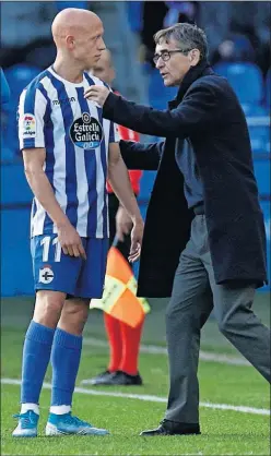  ??  ?? Fernando Vázquez, dando instruccio­nes a Mollejo en un partido.