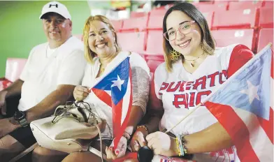  ?? Juan.martinez@gfrmedia.com ?? De izquierda a derecha, Jorge Guzmán, Ana Y. Ramos y Florence Guzmán, hicieron acto de presencia anoche al estadio Hiram Bithorn para presenciar el partido entre Puerto Rico y República Dominicana.