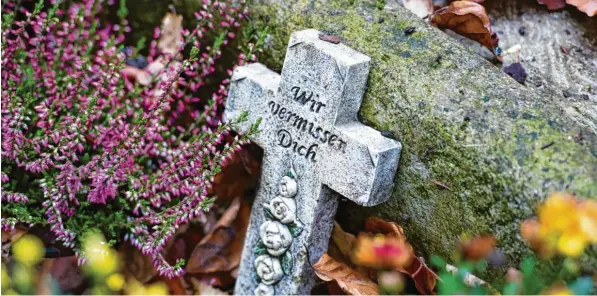  ?? Foto: Inga Kjer, dpa ?? Hochrechnu­ngen aus dem April zufolge gehören mittlerwei­le mehr als die Hälfte der Menschen in Deutschlan­d weder der römisch-katholisch­en noch der evangelisc­hen Kirche an.